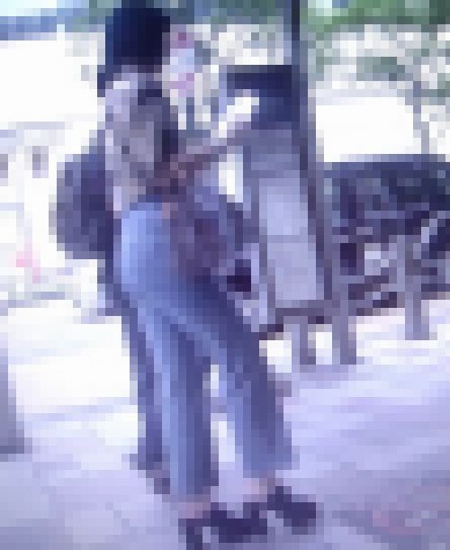 ８頭身の超絶美女がまさかの爆尻という奇跡的アンバランススタイルでピタデニム履いて歩いてるよ　サンプル画像3