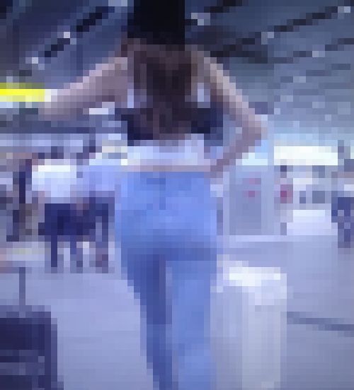 長身でスタイル抜群の極上セクシー美人ギャルがスキニーデニムで爆エロボディ見せつけながら歩いてるよ サンプル画像1