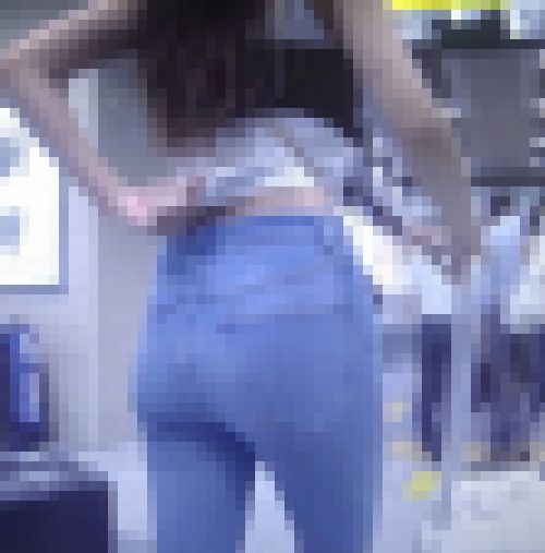 長身でスタイル抜群の極上セクシー美人ギャルがスキニーデニムで爆エロボディ見せつけながら歩いてるよ サンプル画像2