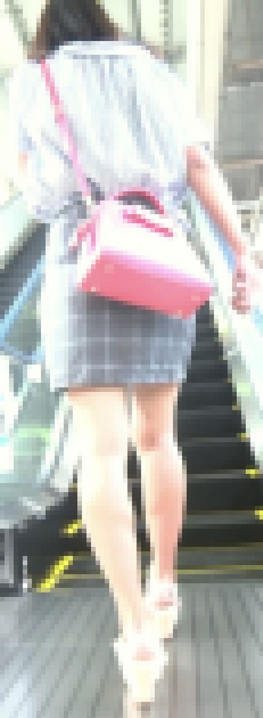 [★新作][★顔出し]パンチラ盗撮 モデル系女子 食い込み白パンツがタイトスカートの中に　サンプル画像1