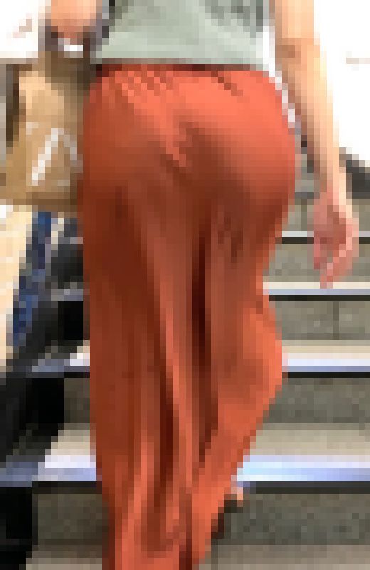 【好評再販SALE】サテン生地でお尻のシルエットがはっきり映って下着の感じも最高にエロい感じで出ている変態主婦の尻【94】 サンプル画像1