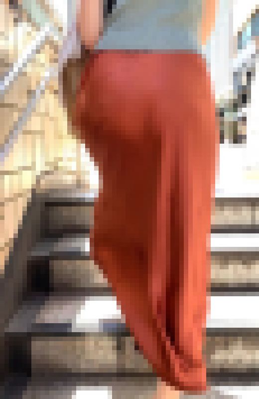 【好評再販SALE】サテン生地でお尻のシルエットがはっきり映って下着の感じも最高にエロい感じで出ている変態主婦の尻【94】 サンプル画像2