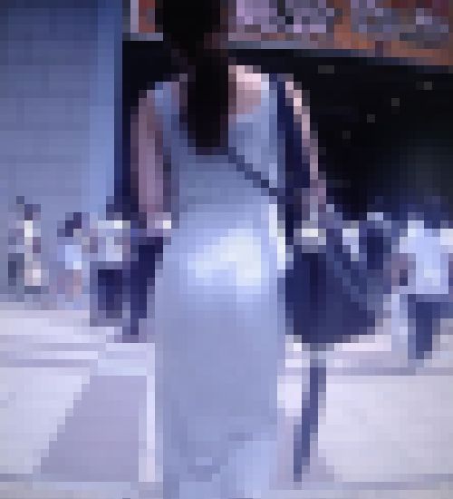 ポニーテール美人ギャルがピタピタワンピ着て美巨尻もっこりさせて交差点を横断してるよ サンプル画像1