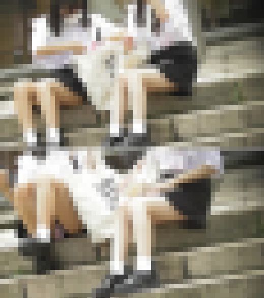 階段に座ってﾊﾟﾝﾁﾗしてる女の子達　サンプル画像1
