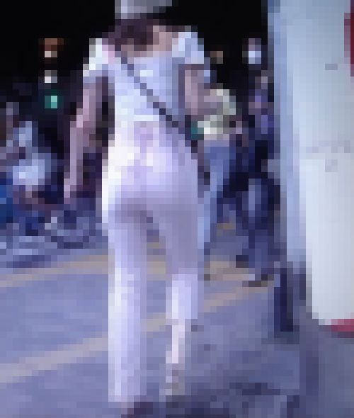 エロスキニーデニムを履いたスタイル抜群オシャレ美人ギャルがプリ尻フリまくって歩いてるよ サンプル画像2