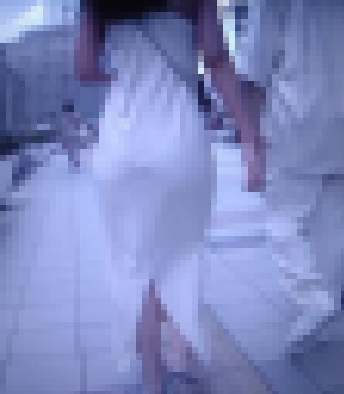 ドレス系のピタピタワンピを着た美人ギャルが爆尻を振ってエッチなラインを浮かび上がらせながら歩いてるよ　サンプル画像2