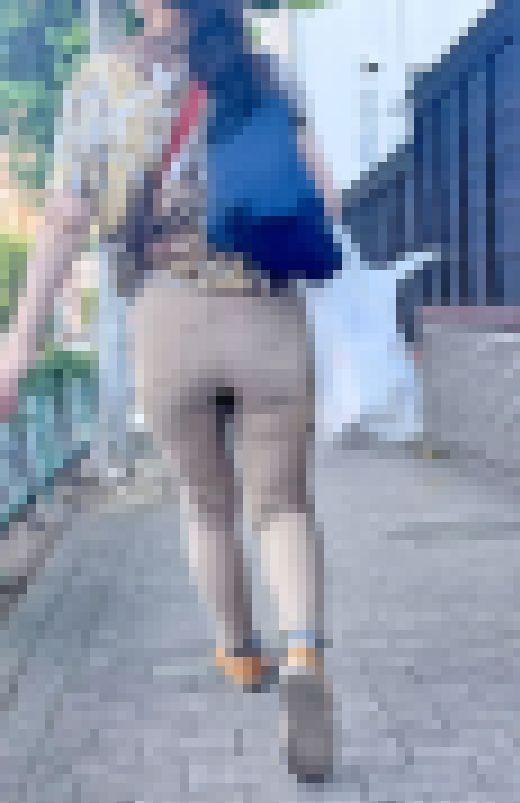 セレブマダムの完熟した巨尻をたっぷりムニュらせてイヤらしく男を誘惑! 下品なスキニーチノパン 奥様編 サンプル画像1