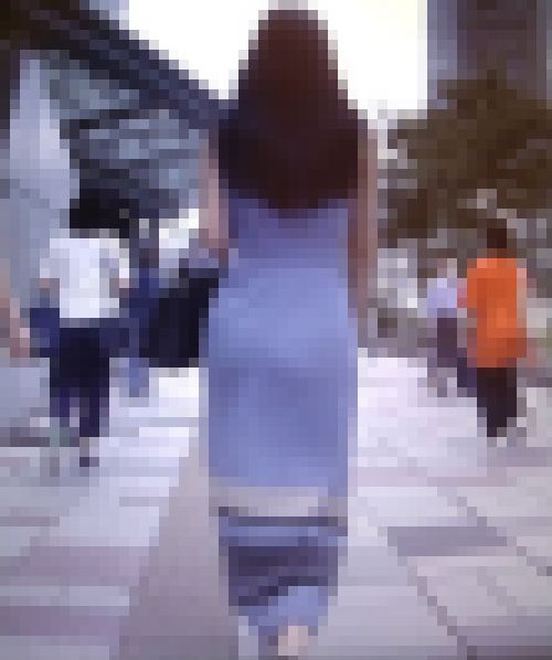 雰囲気抜群の清楚系超絶美女がピタワンピからTライン浮かせで歩いてるよ サンプル画像2