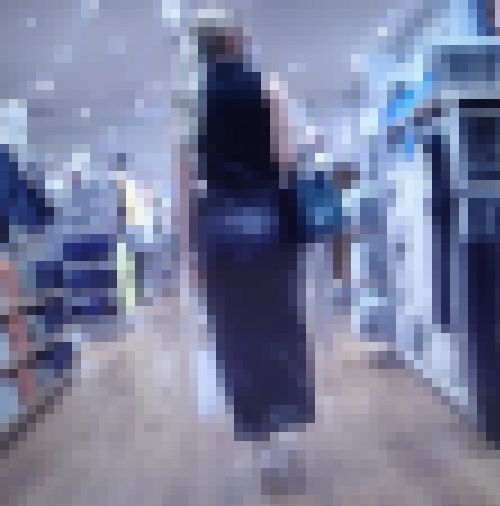 アパレルショップ店員系超絶美人ギャルがピタ革スカートで美尻ふって歩いてるよ サンプル画像3