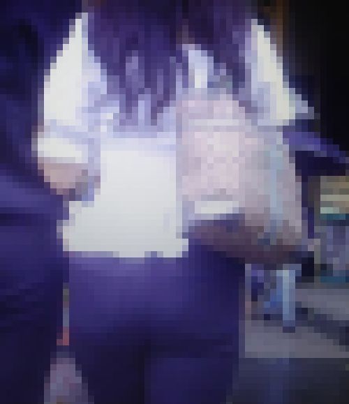 洗練された清楚系美女が黒のピタピタデニムで美巨尻パツらせて歩いてるよ サンプル画像1