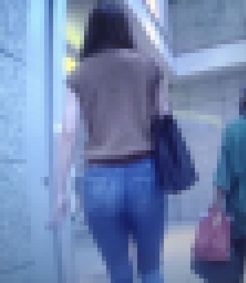 清楚で長身美脚スタイル抜群美女がピタンコデニムでプリ尻ふって歩いてるよ　サンプル画像1