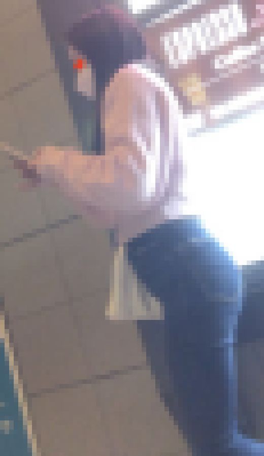 028 ピッタっと張り付く女子大生のスキニー尻　サンプル画像1