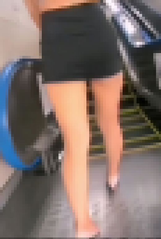 【購入特典あり】無防備な露出度高めギャルお姉さんのTバックパンチラを逆さ撮り！！　サンプル画像1
