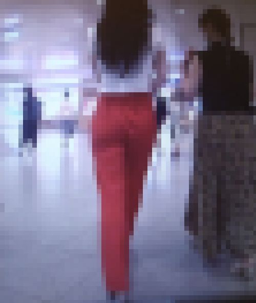 超スタイル抜群の美巨尻美女がピタピタ赤パン履いて歩いてるよ♪ サンプル画像1