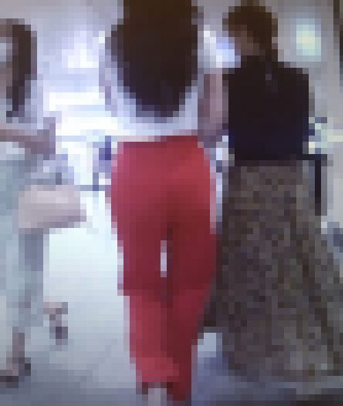 超スタイル抜群の美巨尻美女がピタピタ赤パン履いて歩いてるよ♪ サンプル画像2