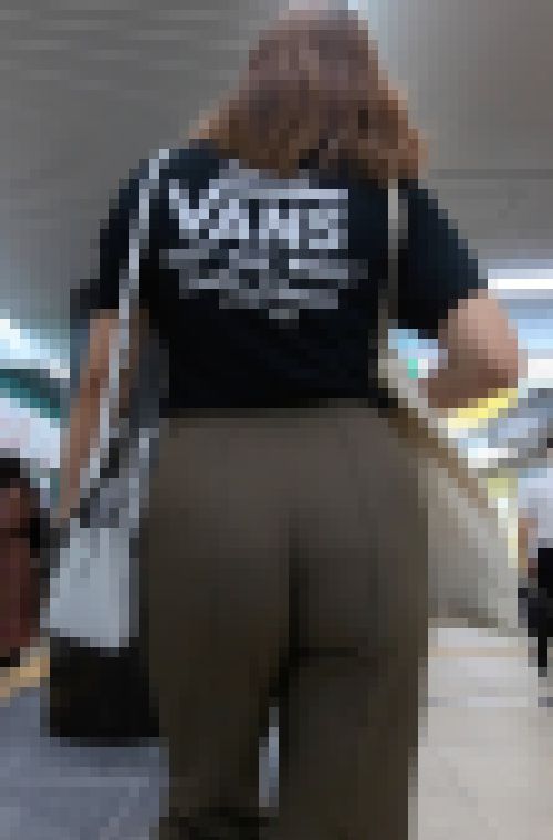 面積が小さなパンティをはいたお姉さん　サンプル画像2