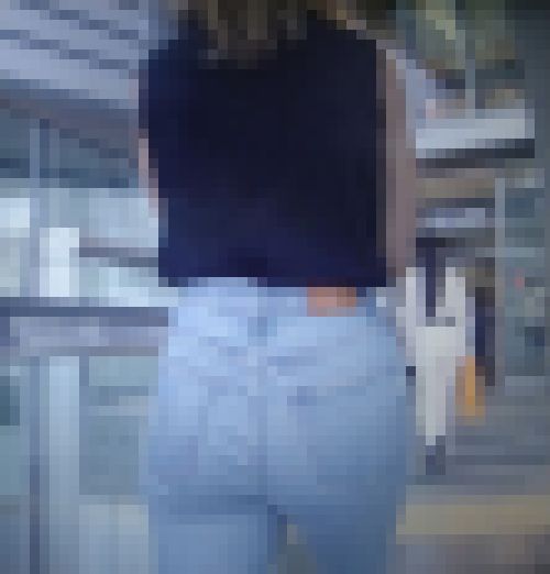 めっちゃお尻が大きな美人ギャルがピタピタデニム履いて歩いてるよ サンプル画像1