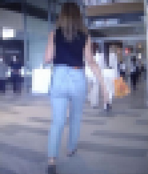 めっちゃお尻が大きな美人ギャルがピタピタデニム履いて歩いてるよ サンプル画像2