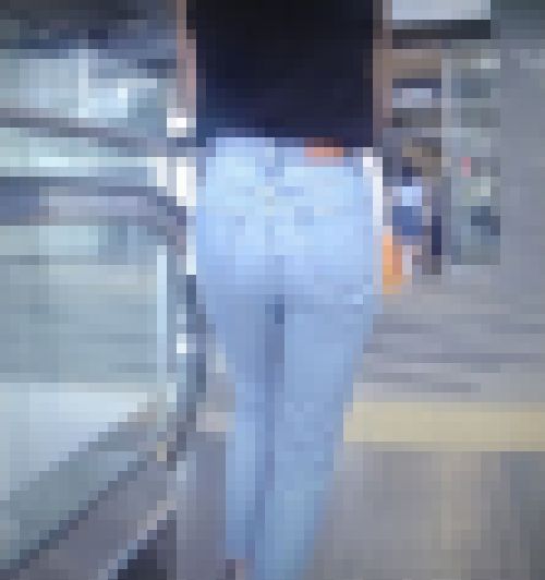 めっちゃお尻が大きな美人ギャルがピタピタデニム履いて歩いてるよ サンプル画像3