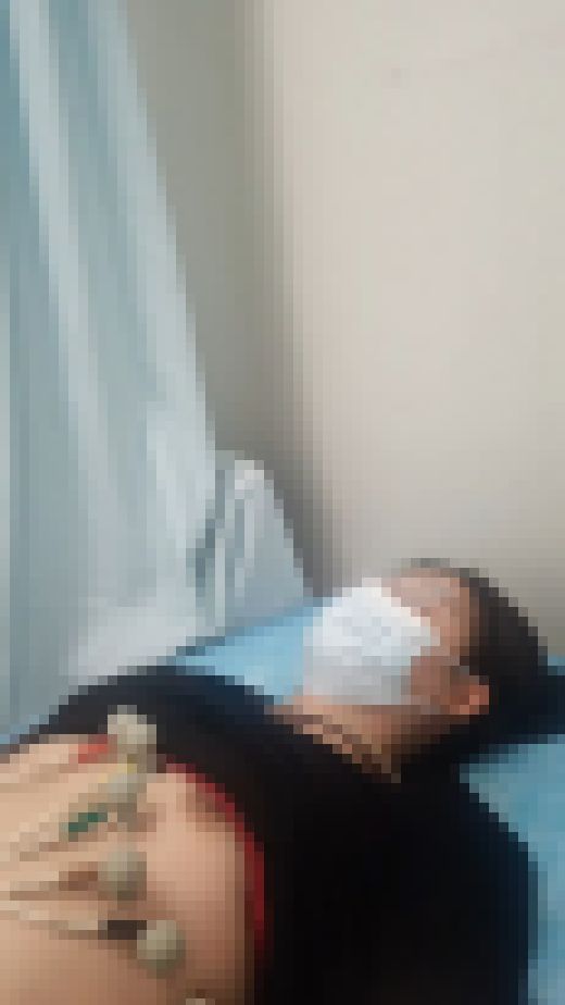 熟女の上半身診察中(4)　サンプル画像1
