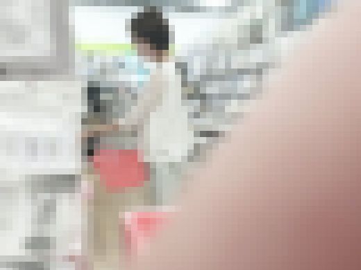 【禁断の逆さ撮り二人セット】女子大生粘着ローアングル、ソロ撮影編/スレンダー美女と旧タイプの覗き魔編　サンプル画像1