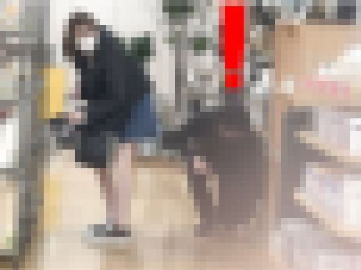 【禁断の逆さ撮り二人セット】女子大生粘着ローアングル、ソロ撮影編/スレンダー美女と旧タイプの覗き魔編　サンプル画像3
