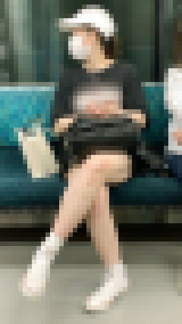 白い美脚がエロいスニーカーが似合う可愛いお姉さん(其の三) サンプル画像2