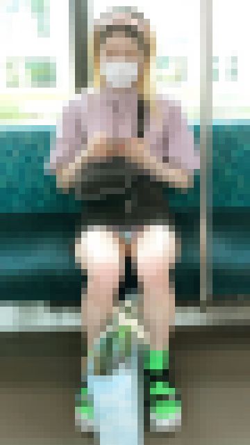 ずっとパンツ丸見え！エロすぎる恥部を晒してくれた可愛い女子大生を対面撮影（前編）　サンプル画像1