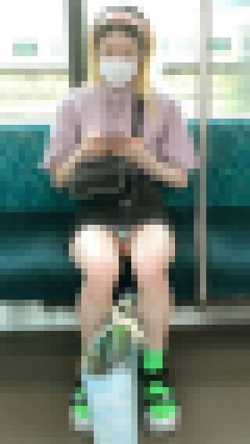 ずっとパンツ丸見え！エロすぎる恥部を晒してくれた可愛い女子大生を対面撮影（前編）　サンプル画像2