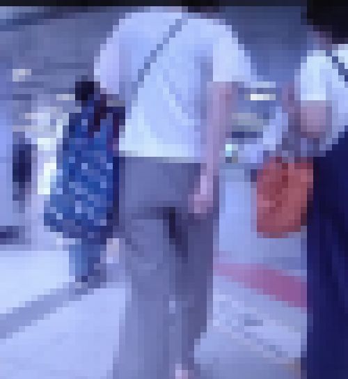 生活感のある美人で長身の若妻がペラペラパンツでお尻ムニュムニュさせて歩いてるよ サンプル画像2