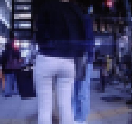 横断歩道で信号待ちの清楚美女のお尻が大きくてピタパンがまとわりついてエロい　サンプル画像1