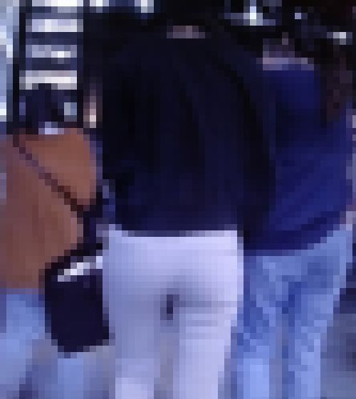 横断歩道で信号待ちの清楚美女のお尻が大きくてピタパンがまとわりついてエロい　サンプル画像2