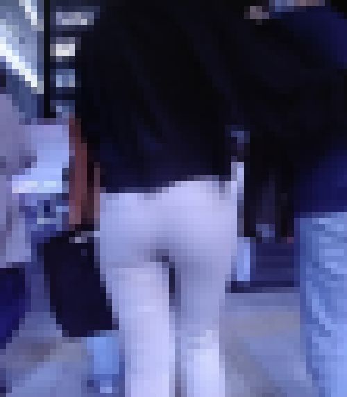 横断歩道で信号待ちの清楚美女のお尻が大きくてピタパンがまとわりついてエロい　サンプル画像3