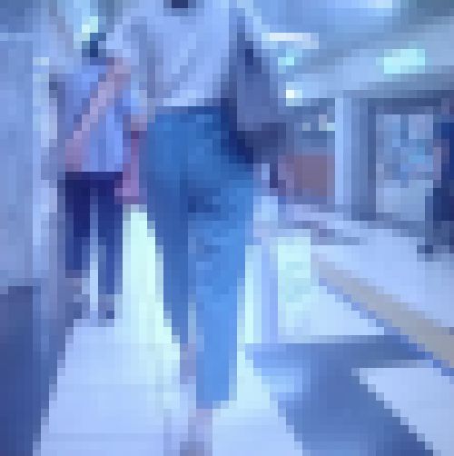 超清楚系の美人OLがピタパン履いてめっちゃでかい美巨尻ふって歩いてるよ　サンプル画像1
