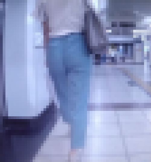 超清楚系の美人OLがピタパン履いてめっちゃでかい美巨尻ふって歩いてるよ　サンプル画像3