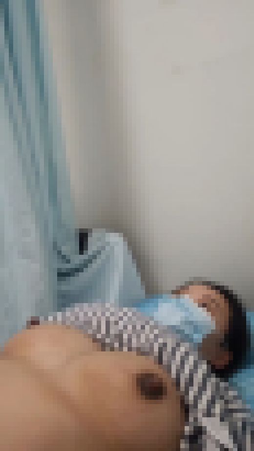 熟女の上半身診察中(7)　サンプル画像2