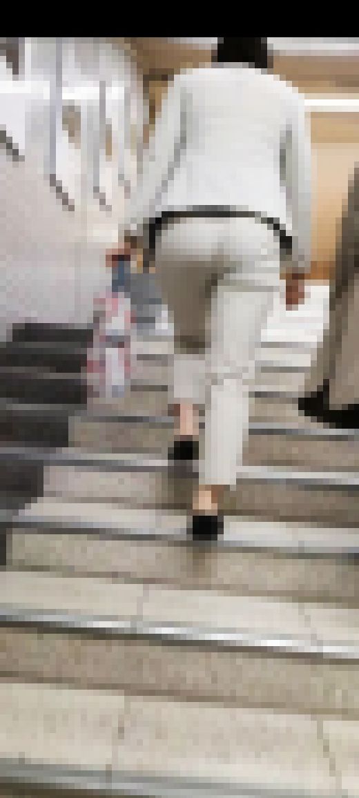 無数に走るパン線! 20代健康的なプリケツOL サンプル画像1