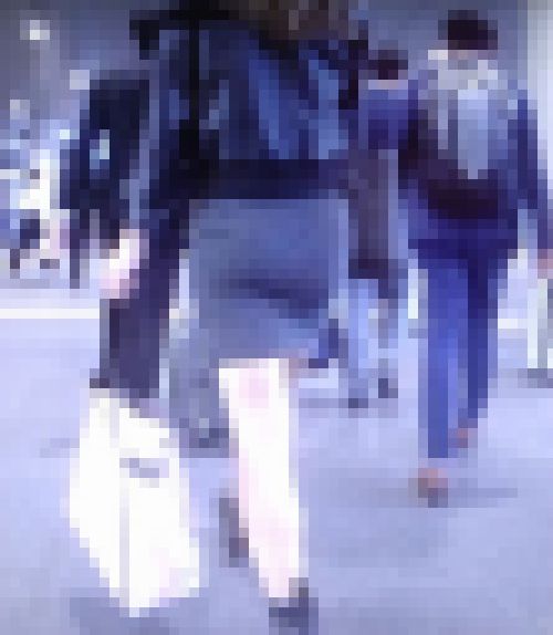 華やかセクシー美女がタイトスカート履いてお尻ムニュムニュさせて歩いてるよ サンプル画像3