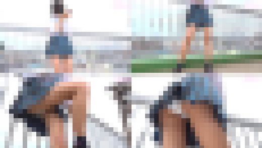 長身美脚青チェJ.K娘のパンチラ(2) 超真下の逆さ撮り股間、美尻パンモロ編 サンプル画像1