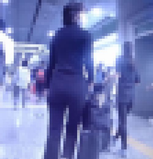 長身アスリート系の爆尻美女がキャリーバッグ引いて歩いてるよ サンプル画像1