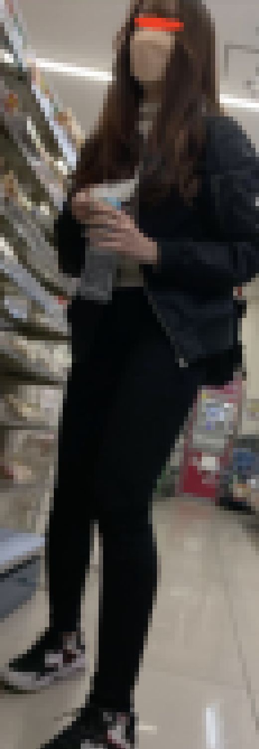 043 パンツの跡が鮮明に見えるエロスキニー尻　サンプル画像1