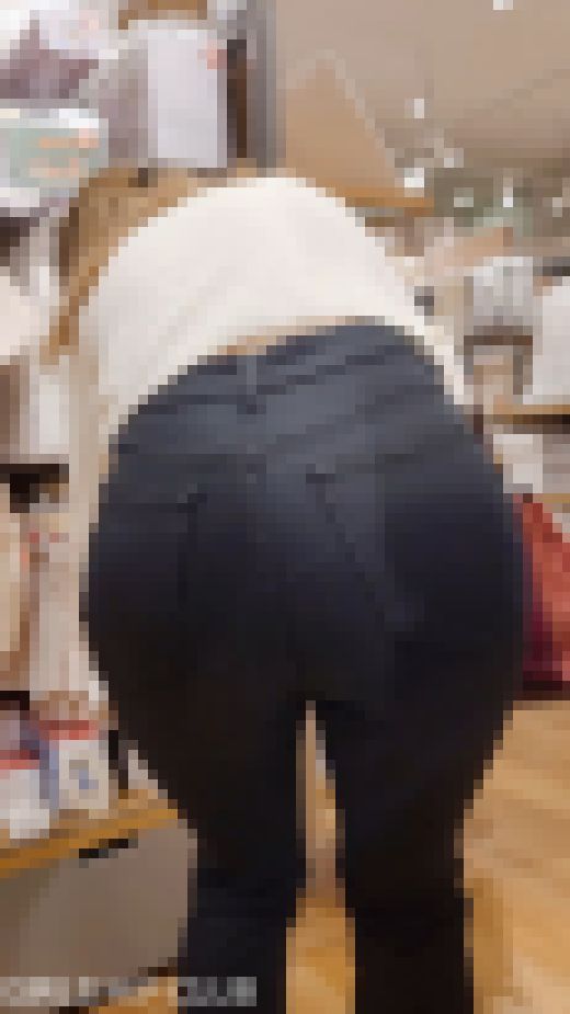 【黒スキニーデニム】デカ尻お姉さんのお買い物1　サンプル画像2