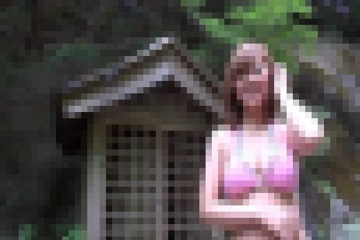 巨乳ちゃん水着で珍スポットへ！？　サンプル画像2