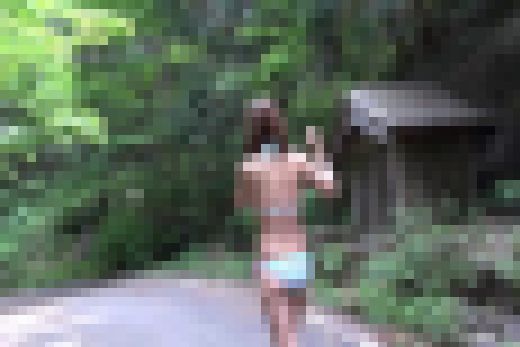 巨乳ちゃん水着で珍スポットへ！？　サンプル画像3