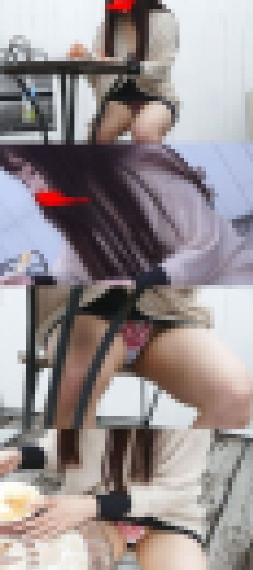 フードコートでパンチラ　サンプル画像3