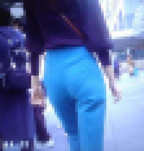 超絶美スタイルの激カワ美少女がピタパン履いて下着のライン浮き出して歩いてるよ　サンプル画像1