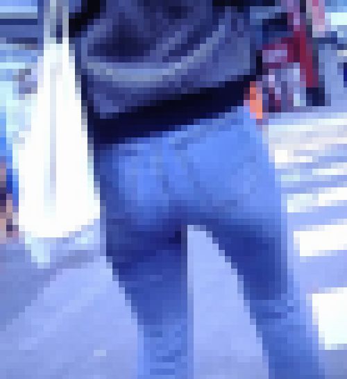 超激カワ美女が大きなお尻でピタピタデニム履いて歩いてるよ♪　サンプル画像1