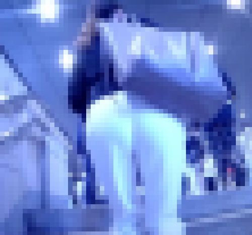 超絶美人OLがめっちゃピタピタな白パン履いてワレメ強調させて階段登ってるよ　サンプル画像1