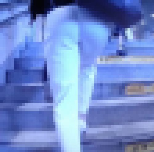 超絶美人OLがめっちゃピタピタな白パン履いてワレメ強調させて階段登ってるよ　サンプル画像2