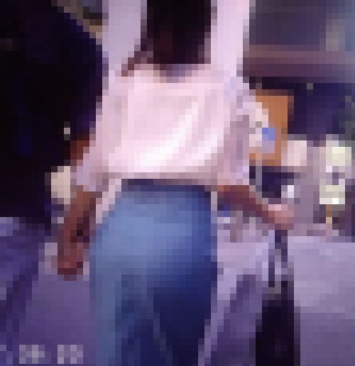 清楚系の極上美女がピタピタタイトスカート履いてプリ尻ふって歩いてるよ　サンプル画像2